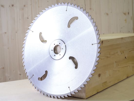 Glänzt durch innovative Zahngeometrie: Das g5-Sägeblatt von LEUCO reduziert den Schnittdruck. Das Ergebnis sind ausrissfreie Schnitte und längere Standwege – ein Gewinn für Abbundzentren.